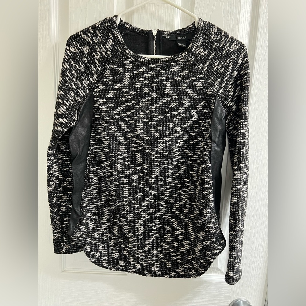 Forever 21 Black and White Patterned Top